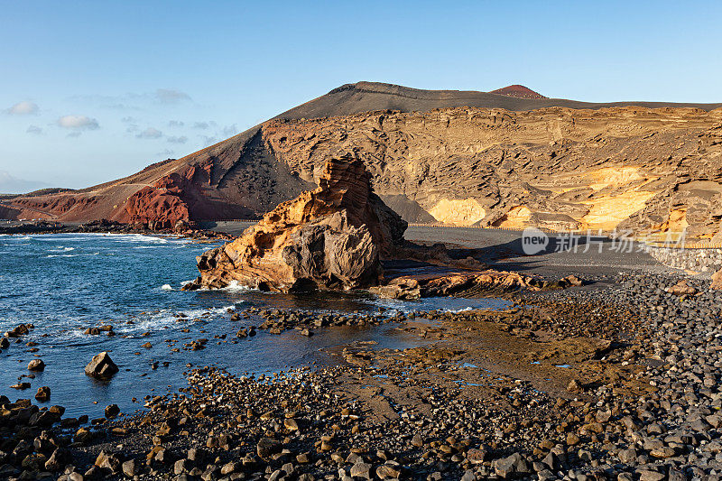 火山湖El Golfo (Laguna de Los Clicos或Charco Verde)全景，兰萨罗特岛，加那利群岛，西班牙